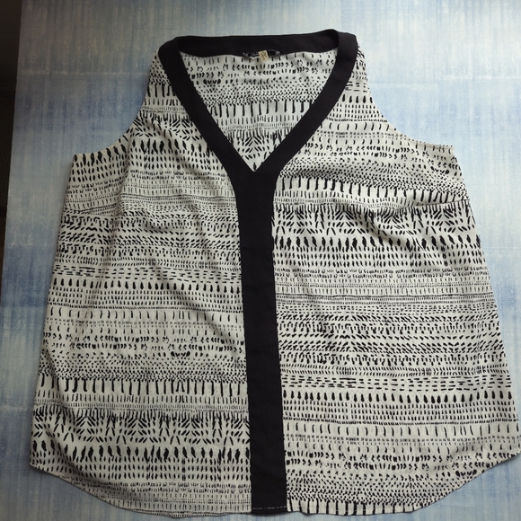 DKNYC Sleeveless Blouse 1X V Neck Geometric Black & White Tribal Print Career - Picture 7 of 9